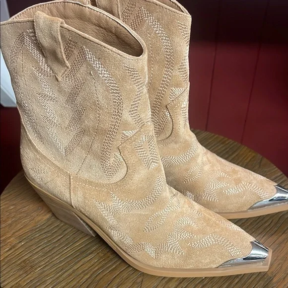 Silver-Tipped Tan Above Ankle Booties Western Style - Picture 11 of 11